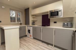 Free Driveway Parking, 3 Double Bedroom House, Quiet Private Estate, Fast WIFI, Ideal for Long Term Contractor, etc Stays, 3 miles 7 mins drive to Nissan, 15 mins to Sunderland Newcastle, Regular Housekeeping Options - See Our Site for Assurance