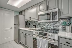 Coastal Flare,Stylish 1 BR Condo Located the Northern end of Myrtle Beach.