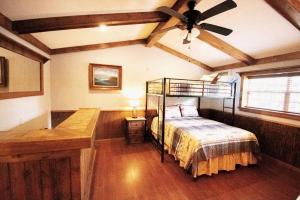 Barn-dominum under a canopy of trees 3 beds
