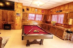 Barn-dominum under a canopy of trees 3 beds