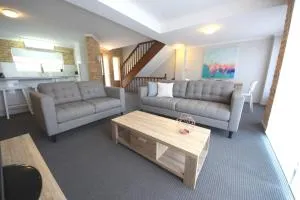 Ocean Shores Unit 4 of 8 - 12 Paragon Ave South West Rocks - No Sheets or Towels Provided - 西南岩