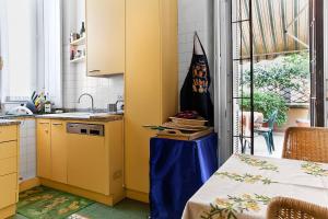 Apartment with terrace in central Milan