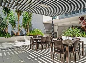 Luxury City Center King Bed Apartment and Study