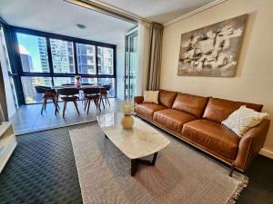 Luxury City Center King Bed Apartment and Study