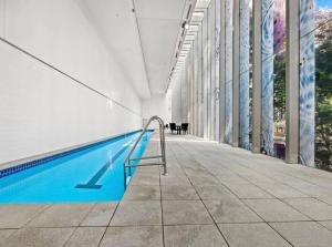 Luxury City Center King Bed Apartment and Study
