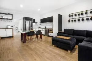 Modern Oasis: Sleeps 4, Parking, Kitchen, WiFi - Glenunga