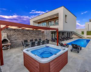 Villa am Meer mit Pool & Kinderpool - Leons Holiday Homes