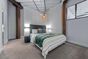 Luxurious Woolstore Living! ~Teneriffe