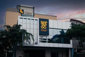 NapTapGo - Japanese Premium POD Hotel - Walk to Noida Electronic City Metro! Wifi, Lounge