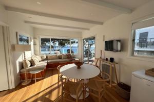 PIPI SHACK - iconic waterfront shack Binalong Bay