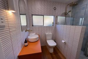 PIPI SHACK - iconic waterfront shack Binalong Bay