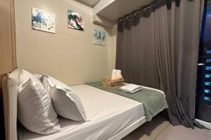 Tropical Balcony Pool View, 14th floor, MOA, Netflix, Airport at Shell Residence