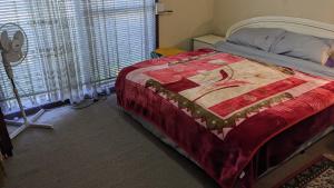 BIDWILL GARDENS ON MIDDLETON - 2 Rooms A Private Room with a King-Size Bed or Open Lounge Room Floor Mattress SHARED Bathroom FREE Kitchen Essentials FREE Laundry Facilities Fast NBN WIFI HDTV NETFLIX, YOUTUBE, KAYO Meal and Transport Service Availab