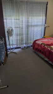 BIDWILL GARDENS ON MIDDLETON - 2 Rooms A Private Room with a King-Size Bed or Open Lounge Room Floor Mattress SHARED Bathroom FREE Kitchen Essentials FREE Laundry Facilities Fast NBN WIFI HDTV NETFLIX, YOUTUBE, KAYO Meal and Transport Service Availab