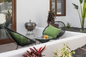 Casa Botanica - Central Island Location - 10 mins drive to Famara and La Santa