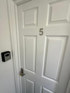 Lovely Town house Room 5