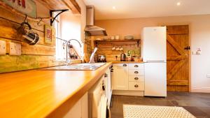 Mwsogl - Luxurious Family Fishing Lodge Near Aberaeron With Private Fishing