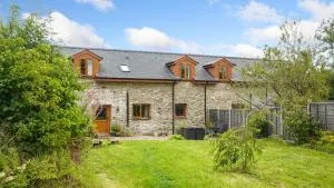 Mwsogl - Luxurious Family Fishing Lodge Near Aberaeron With Private Fishing - Cross Inn