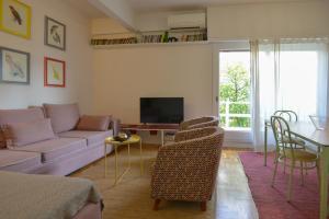 Acropolis Heart 2 Bdr with 2 attached bathrooms next to the site