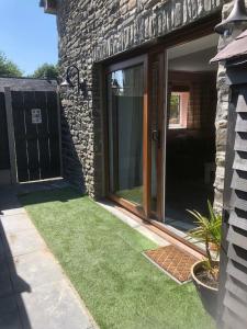 Mwsogl - Luxurious Family Fishing Lodge Near Aberaeron With Private Fishing