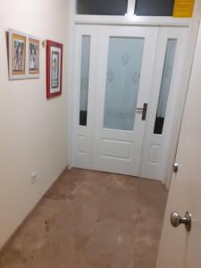 Estudio con cocina-comedor independiente