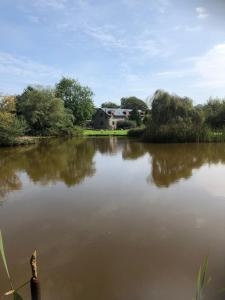 Mwsogl - Luxurious Family Fishing Lodge Near Aberaeron With Private Fishing