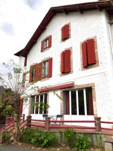 Appartement entier, 2 personnes, rez de chaussée, terrasse vue montagne, sur GR10