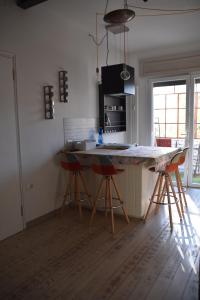 Zimmer mit Kingsize-Bett und Balkon