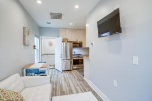 Bright Houston Retreat - 8 Mi to Downtown