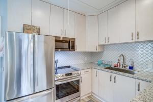 Bright Houston Retreat - 8 Mi to Downtown