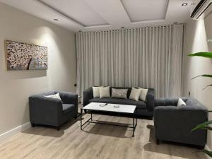 غرفة وصالة بموقع مميز