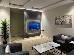 غرفة وصالة بموقع مميز