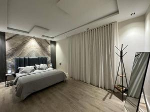 غرفة وصالة بموقع مميز