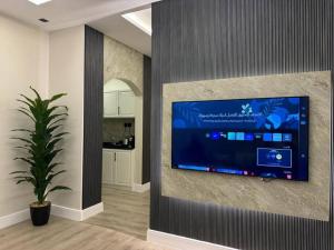 غرفة وصالة بموقع مميز