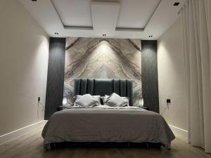 غرفة وصالة بموقع مميز