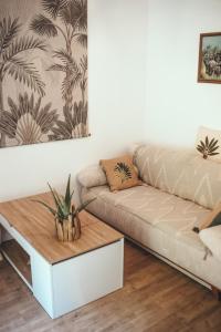 "Escapade Nature" 1 place de parking et jardin paysager by Art De Voyager