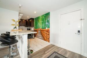 Just renovated 3 BR2Bath parking+ downtown view