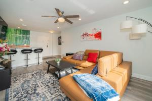 Just renovated 3 BR2Bath parking+ downtown view