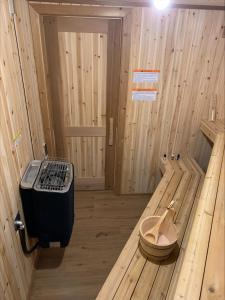Romantic Luxury Retreat with Private Sauna & Spa, Pet Friendly, Elkside Hideout B&B