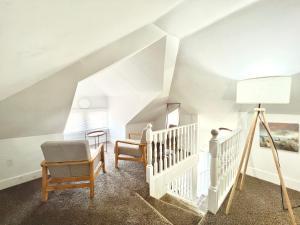 Entire Lovely 3 Bedroom, 2 Bathroom Apartment! 1 Block to the Beach and Boardwalk!