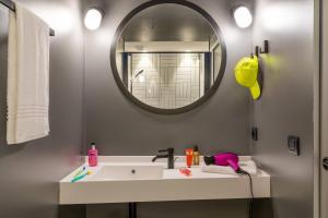Hotels Moxy Bordeaux : Chambre Moxy Sleeper avec Toit-Terrasse - Vue sur Port