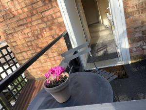 Two bed flat in popular York Rd