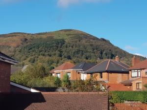 Cavehill View - Elegant 4-bedroom detached house in great location with free parking