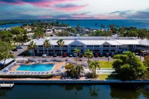 TAMPA BAY, BEACH step away, WIFI, FREE PARKING,POOLS, JACUZZI - Apollo Beach