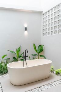 Villa LouLou Bali - Brand New Tropical 3BR Villa Next to Canggu