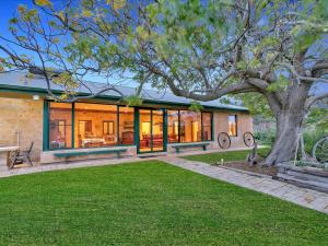 Lake Bywater Cottage