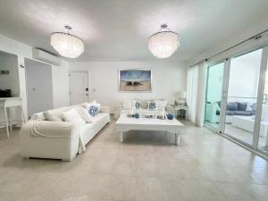 Charming 2 Bedroom Apartment with Pool