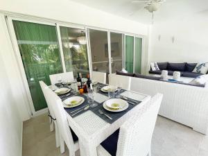 Charming 2 Bedroom Apartment with Pool