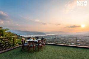 Aarna House by StayVista - Mountain & lakeview villa, Contemporary modern interiors & a charming terrace garden