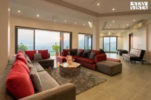 Aarna House by StayVista - Mountain & lakeview villa, Contemporary modern interiors & a charming terrace garden